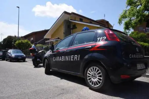 La droga, il sangue, la morte. Giallo sulla 26enne senza vita a casa del capo
