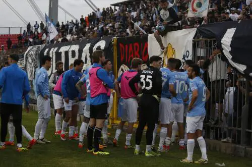 Pari col Monza, tifosi della Lazio chiamano a rapporto i calciatori sotto la curva, momenti di tensione 