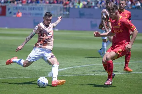 Il Lecce beffa il Cagliari nel finale. Sardi ancora a rischio serie B, salentini quasi salvi