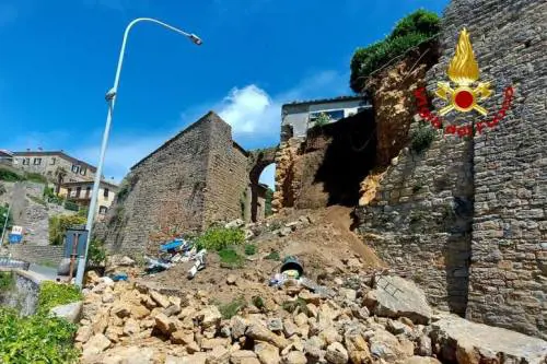 Paura a Volterra: crolla un tratto delle mura medievali, passante colpito dalle pietre