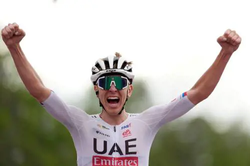 Giro, sulla salita del Pirata Pogacar schianta i rivali: è maglia rosa
