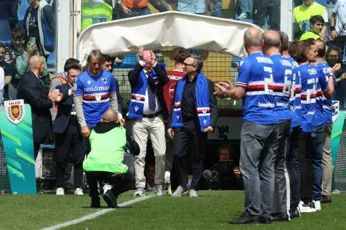 Il tributo da brividi a Eriksson: la standing ovation e gli striscioni per l'ex mister blucerchiato