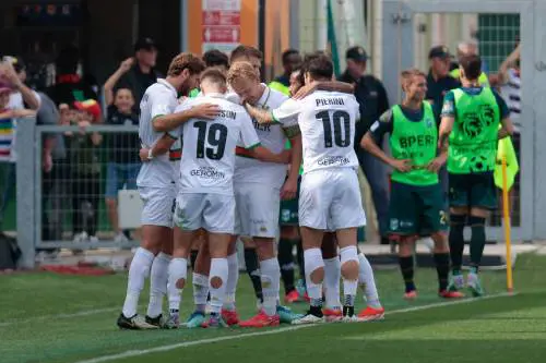 Serie B, Como-Venezia per l’ultimo posto in A senza playoff. La Feralpi torna in C