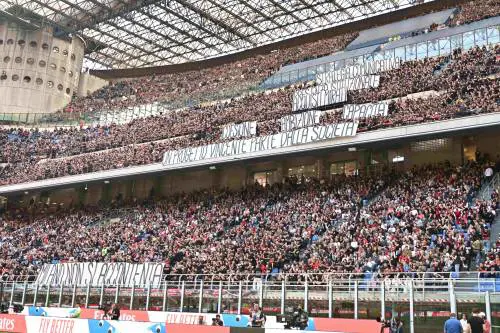 "Non ci accontentiamo". A San Siro spuntano gli striscioni: la Curva Sud avverte il Milan