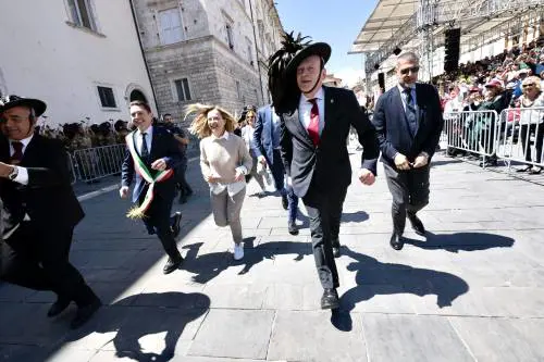 L'ultima della Meloni: di corsa con i bersaglieri