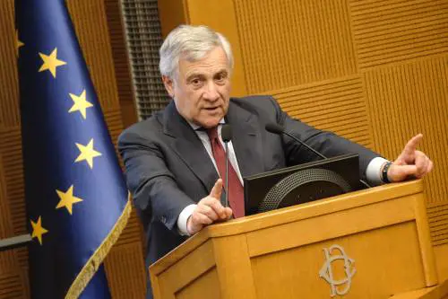 "Caccia al poliziotto? Una vergogna". Il no di Tajani sugli agenti schedati