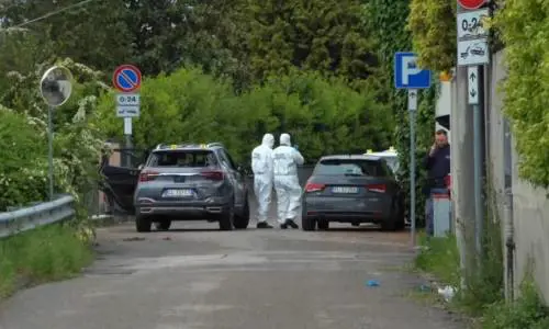 Sfregia la ex in strada e uccide il suocero. Il killer aveva il divieto di avvicinamento