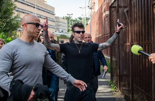 Fedez fuori dal tribunale di Roma: "E' andata benissimo"
