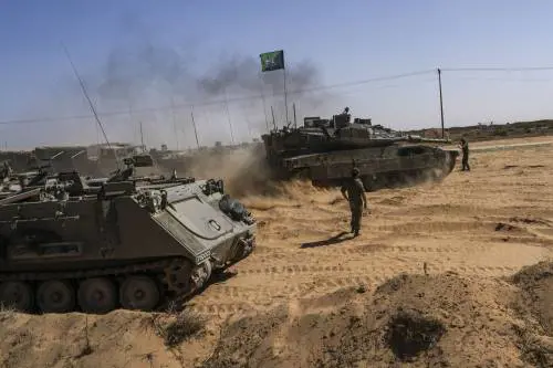 Salta in aria un blindato israeliano a Rafah. Uccisi 8 soldati. Bibi: "Eliminare Hamas"