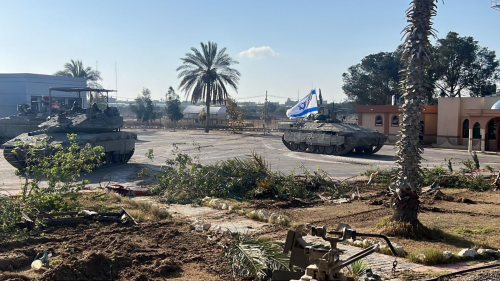 A Rafah i tank israeliani. Al Cairo si tratta