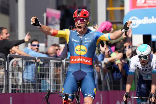 Giro, volata perfetta per Milan, che trionfa ad Andora. In rosa sempre Pogacar