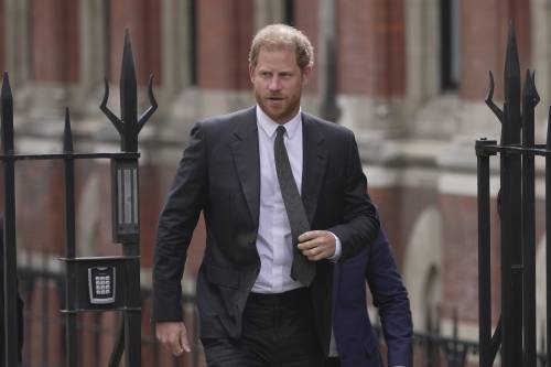 Harry arrivato a Londra da solo: perché non incontrerà Re Carlo III