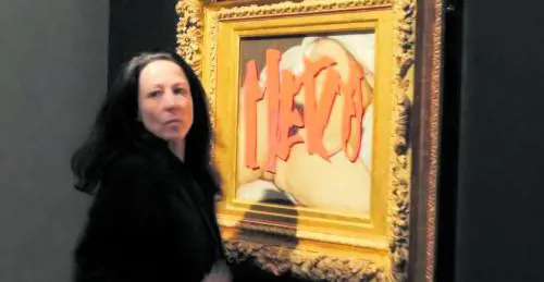 Se le femministe imbrattano l'opera che celebra le donne