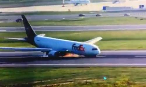 Guasto al carrello e l'atterraggio d'emergenza per il Boeing 767. Video choc da Istanbul