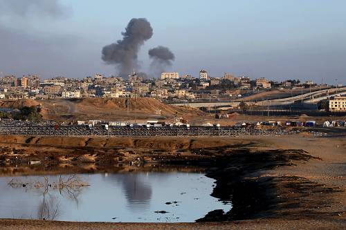 Israele prepara l'attacco: "Evacuare il centro di Rafah"