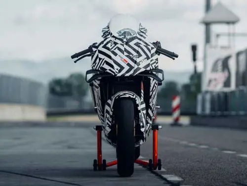 KTM svela il prototipo della nuova 990 RC R