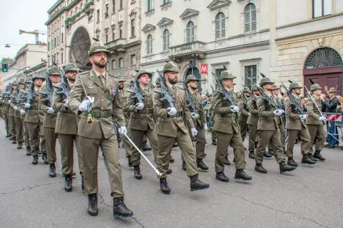 L’ultima crociata delle femministe: vietare le visite a scuola degli alpini