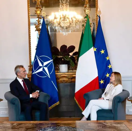 Meloni salda l’asse Atlantico. Ma Salvini affonda su Macron