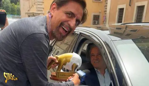 "Optional di troppo". Enrico Mentana rifiuta il Tapiro col pannolone dopo la lite con la Gruber