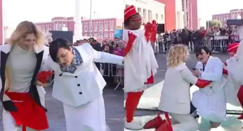 Arisa cade in diretta da Fiorello. Poi la rivelazione: cosa è successo davvero