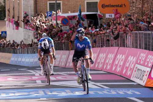 Giro, le strade bianche sorridono a Sanchez, che batte Alaphilippe in volata