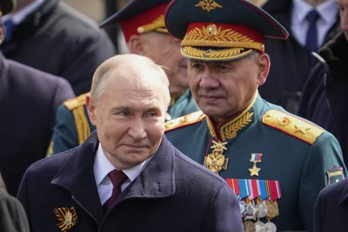 "Non sa con chi sta giocando". Putin avverte la Nato