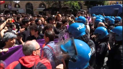 Gli “studenti” assaltano poi frignano. La polizia stavolta manganella