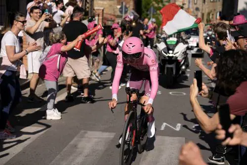 Giro, immenso Pogacar: batte Ganna nella cronometro e schianta Thomas