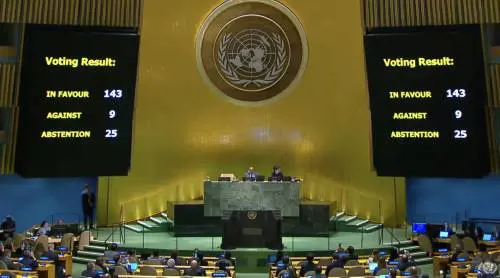 Onu, primo sì all’adesione della Palestina. L’ambasciatore di Israele straccia la carta delle Nazioni Unite