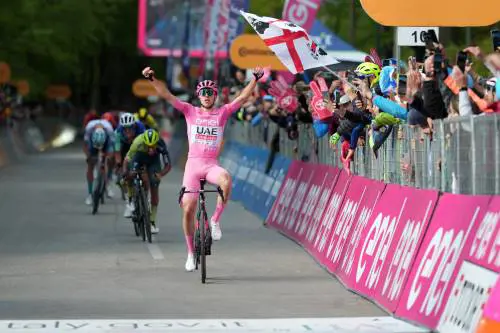 Giro, il cannibale Pogacar domina la volata a Prati di Tivo ed allunga sui rivali