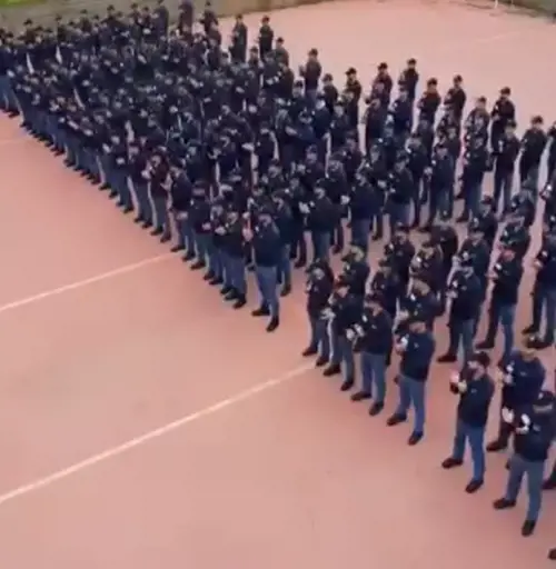 "Forza Christian". L'urlo degli allievi agenti per il poliziotto accoltellato dal marocchino