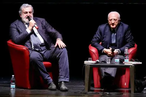 Emiliano e De Luca, quei "cacicchi" che imbarazzano la Schlein