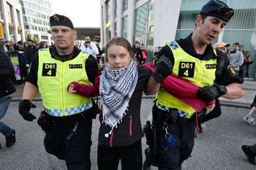 Manifesta per la Palestina. Arrestata anche Greta Thunberg all'Eurovision