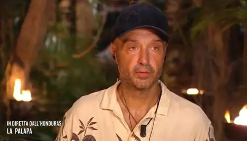 Paura per Joe Bastianich, costretto a lasciare l'Isola. "È stato male", ecco cosa è successo