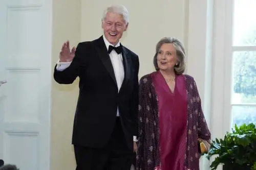 Nuove lettere e foto sul caso Epstein. E spunta un mandato di comparizione per i Clinton