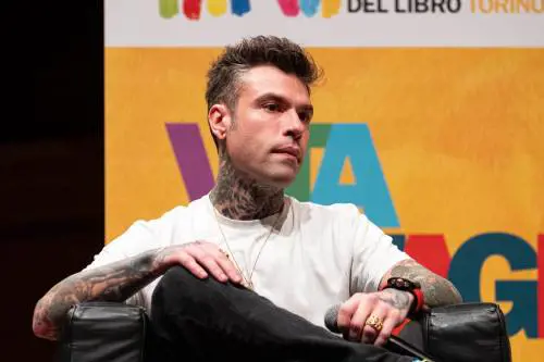 "È fuori controllo". Lo psicoterapeuta: cosa sta succedendo a Fedez