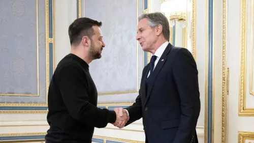 "Gli aiuti sono in arrivo". La visita a sorpresa di Blinken a Kiev mentre i russi avanzano