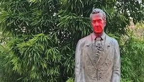 Imbrattarono la statua di Aldo Moro. Perquisito il centro sociale comunista
