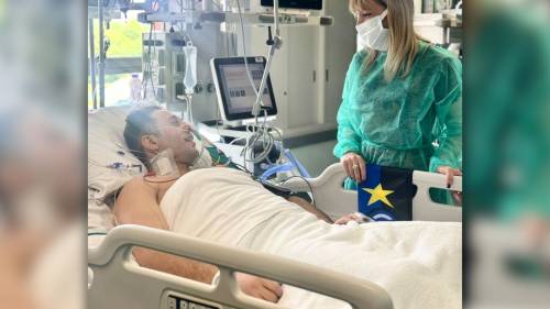 Intubato ma sorridente: la foto del poliziotto che combatte per la vita