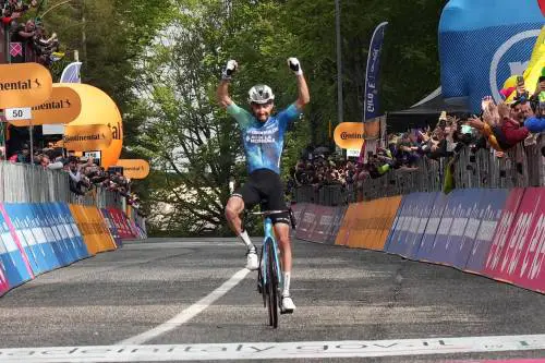 Giro, a Bocca della Selva finale tutto francese: Paret-Peintre batte Bardet