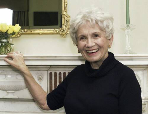 Addio ad Alice Munro, la scrittrice Premio Nobel maestra del racconto contemporaneo