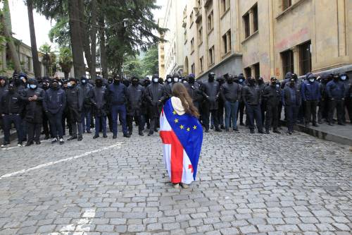 In Georgia sì alla legge illiberale. Scontri in piazza