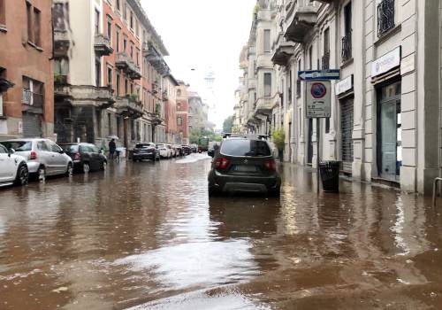 Le strade allagate a Milano per il maltempo