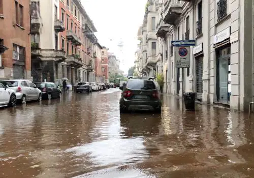 Le strade allagate a Milano per il maltempo