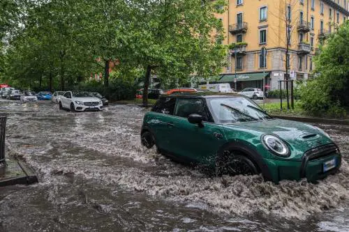 Le immagini dei disagi causati dall'esondazione del fiume Lambro