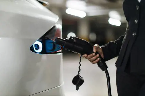 Auto elettriche a domicilio dalla Cina: la mossa del Dragone che dà scacco all'Ue