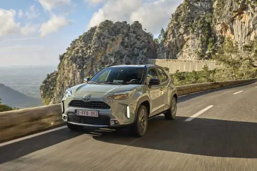 La Toyota Yaris Cross ora fa 130 per un ibrido più ibrido