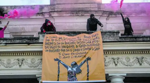 Ilaria Salis a casa nonostante la sinistra