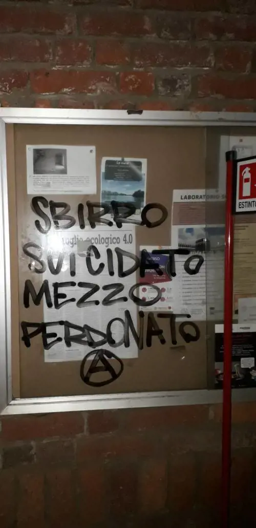 "Sbirro suicidato...". L'odio anarchico irrompe alla Statale