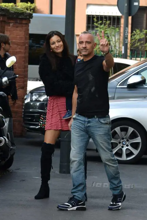 Eros Ramazzotti e Marica Pellegrinelli fuori dal ristorante Ribot a Milano (2016)